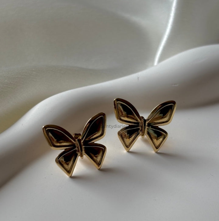 Carrie studs